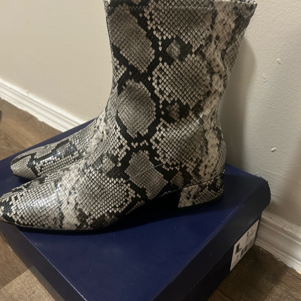 Snake-Effect Pointed Ankle Booties in Neutral Tones